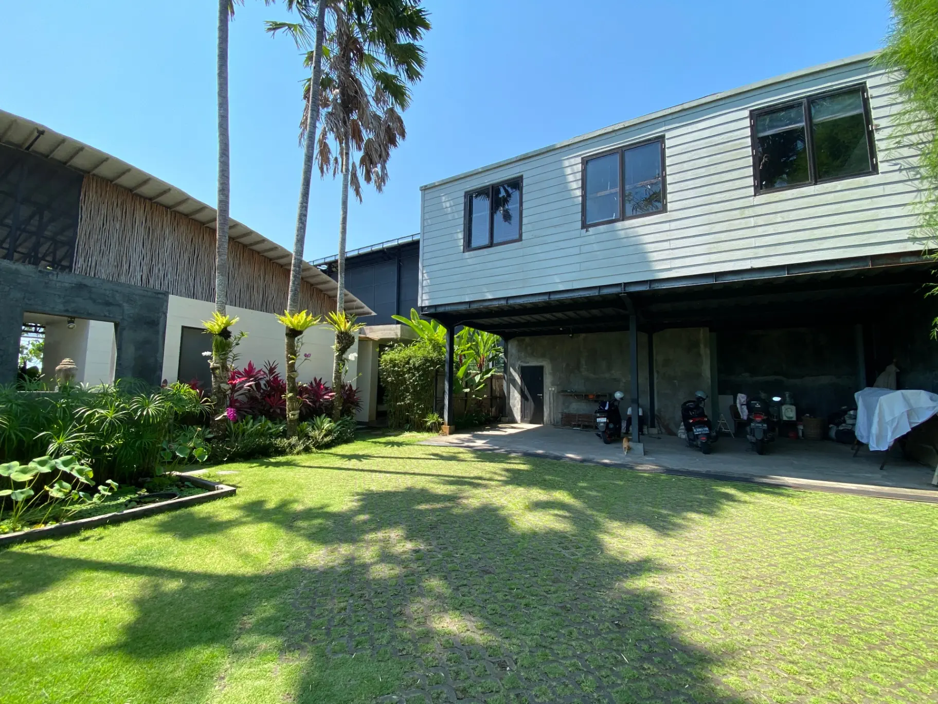 3-Bedroom with Spacious Garden - Cemagi — image 1