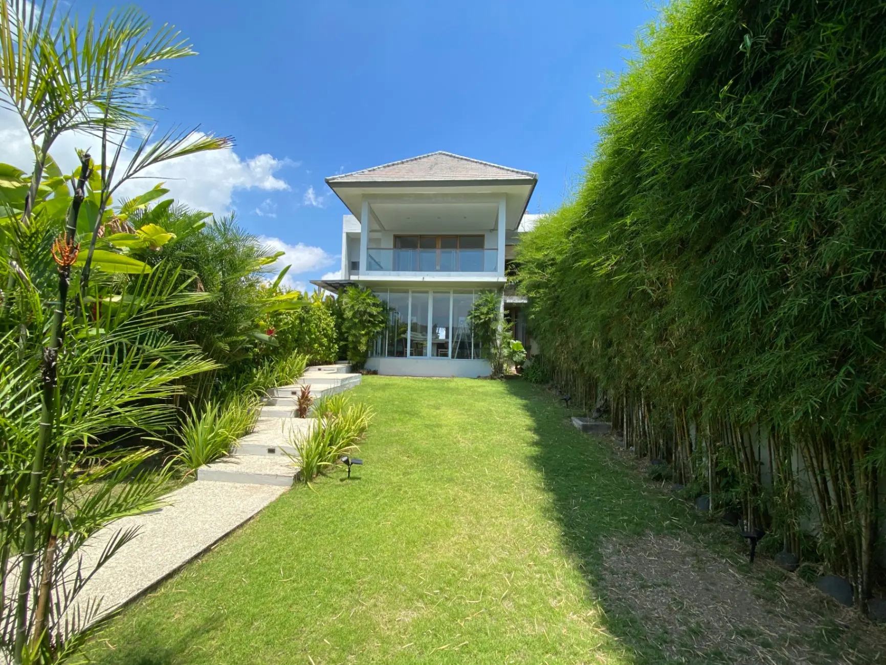 Beachfront 3BR Villa in Cemagi — image 4