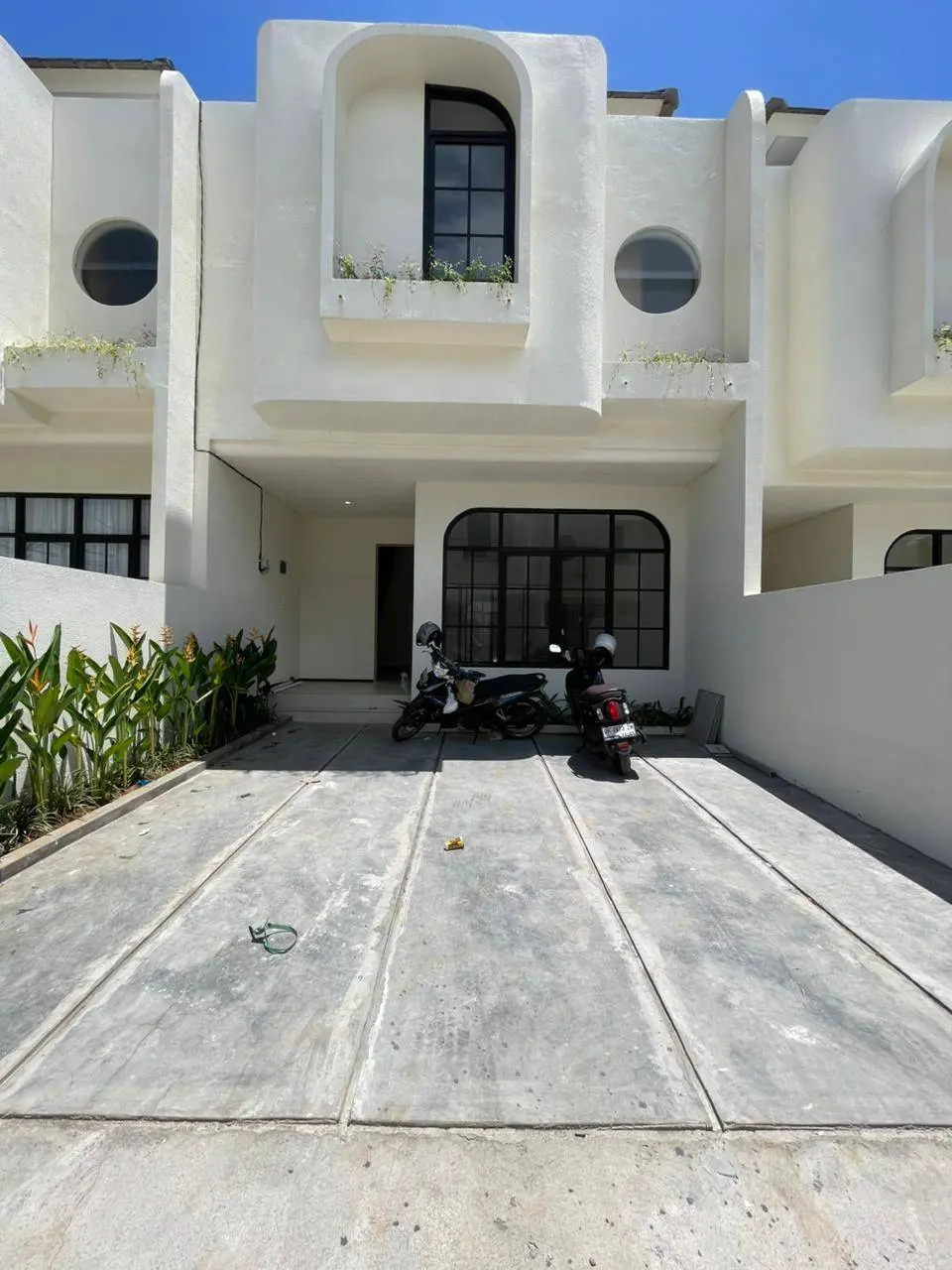 DO - FOR RENT VILLA SANTORINI STYLE LOCATED AT SANUR NEAR THE BEACH