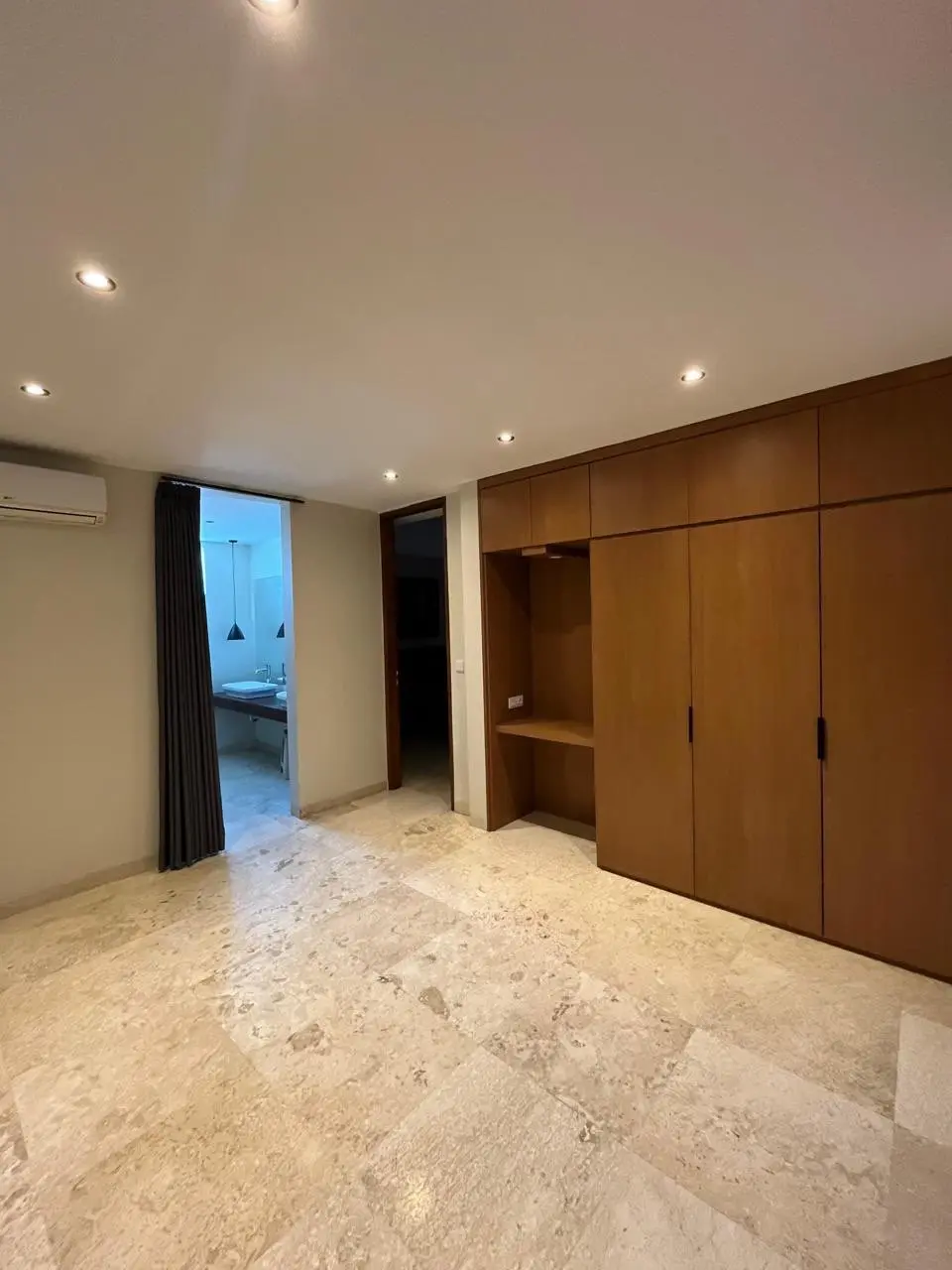 3BR SUPER SPACIOUS VILLA LEASEHOLD IN TUMBAK BAYU — image 1