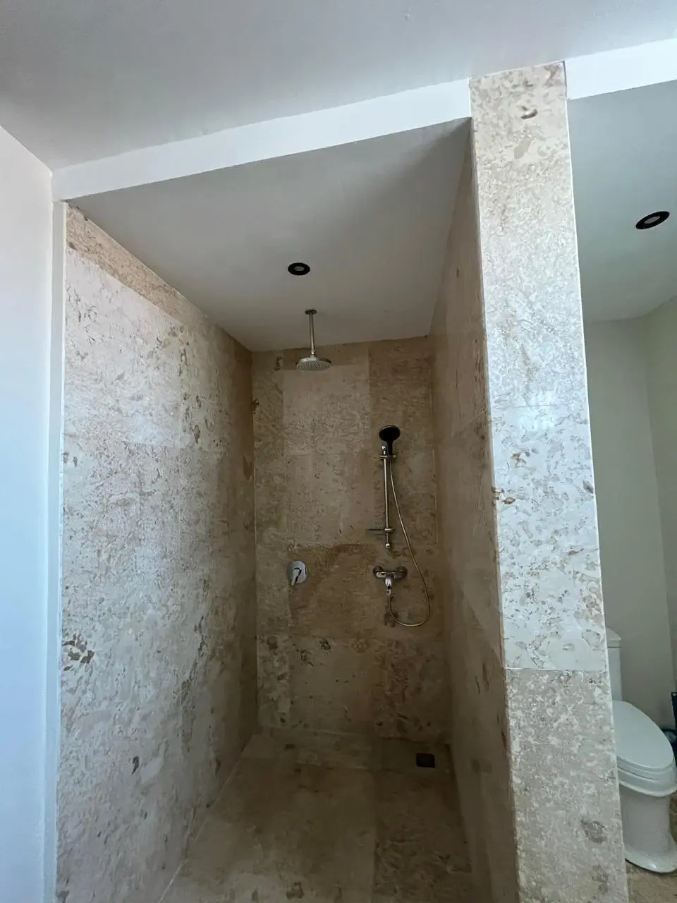 3BR SUPER SPACIOUS VILLA LEASEHOLD IN TUMBAK BAYU — image 2