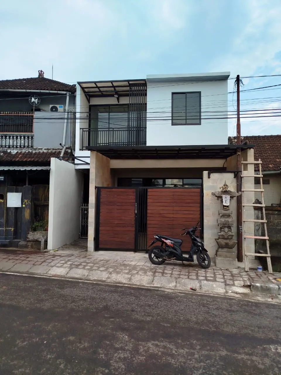 Unfurnished Modern 3-Bedroom Villa with Jacuzzi in Central Location