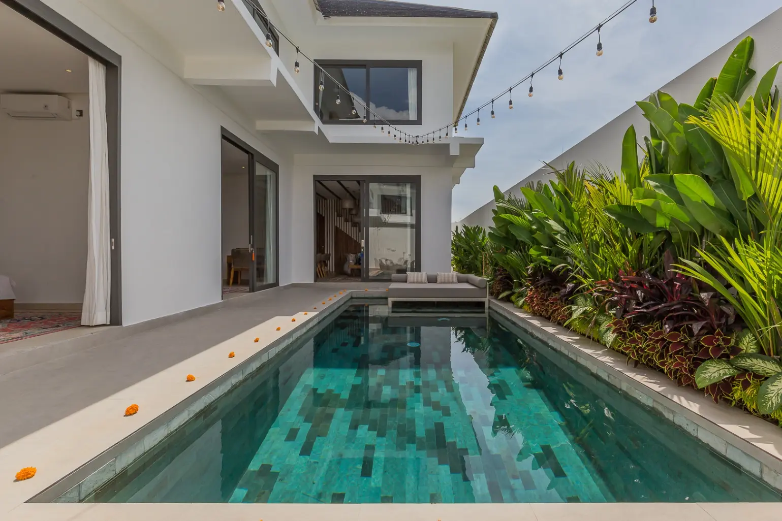 Serene Jade-Toned 3BR Designer Villa in Umalas — image 2
