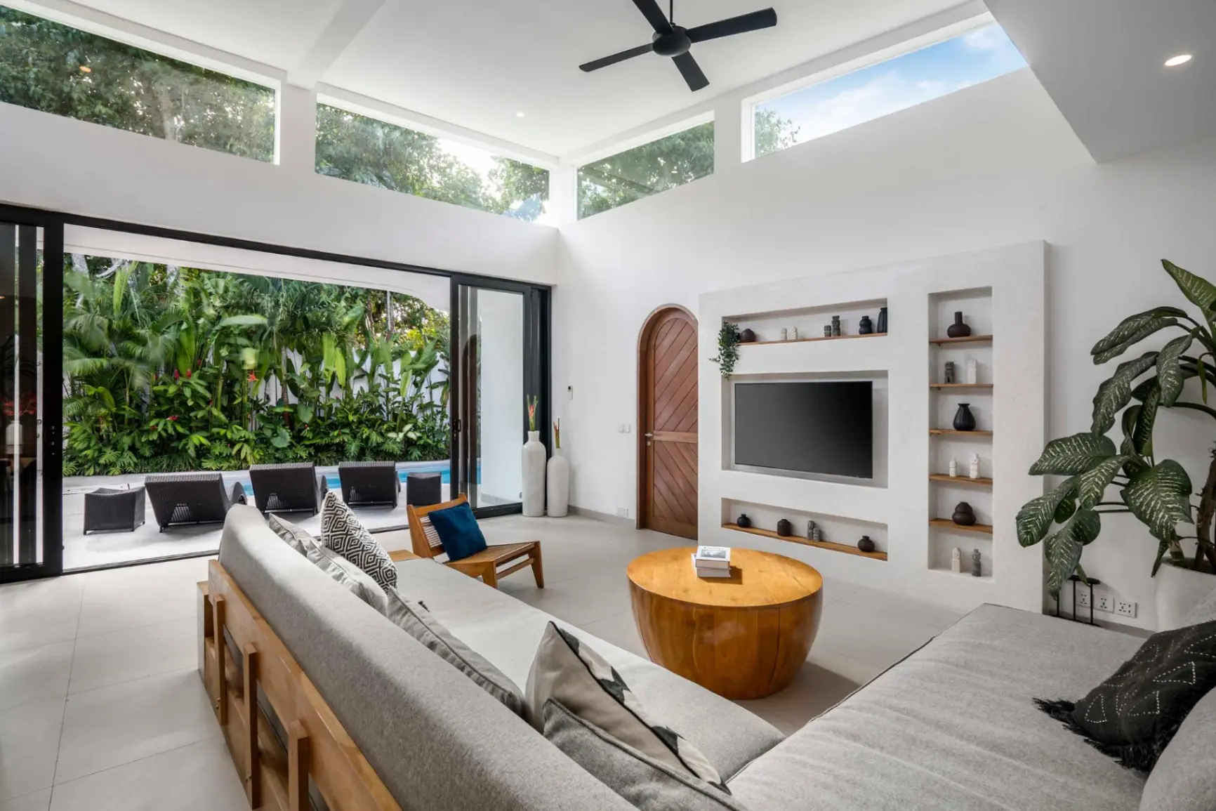 Villa Barsa - Luxury 3BR Villa close to Bingin Beach — image 2