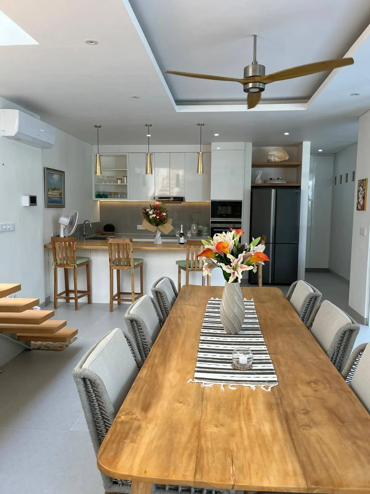 Unique - 4-bed Executive Home and Office solar powered walk to Seseh Beach — image 3