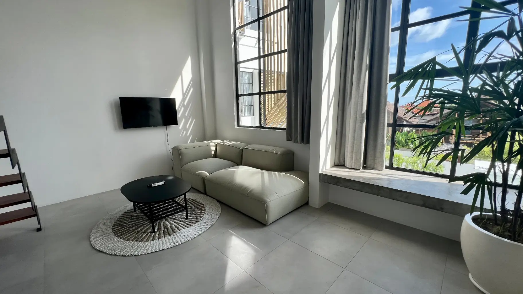 Tropicana Loft – Stylish Stay with Pool Near Beach
