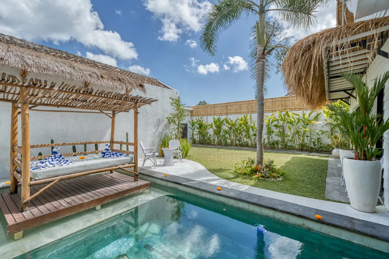 MODERN–TROPICAL 4BR VILLA | LEASEHOLD 24 YEARS (4CM1)