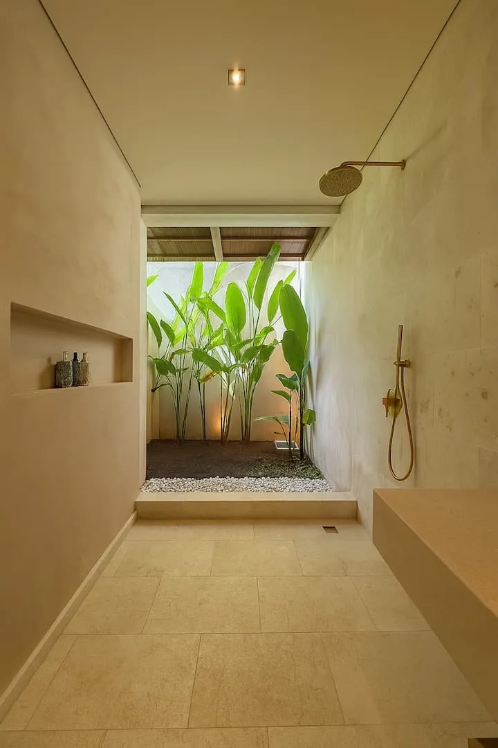 Villa For Rent 4 Bed In Pererenan Badung Bali — image 4