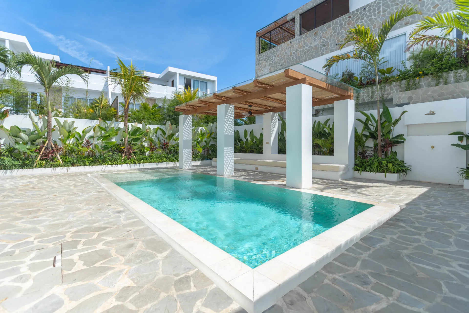 High-end Villa With Rooftop Jacuzzi in Cemagi for Rent — image 2