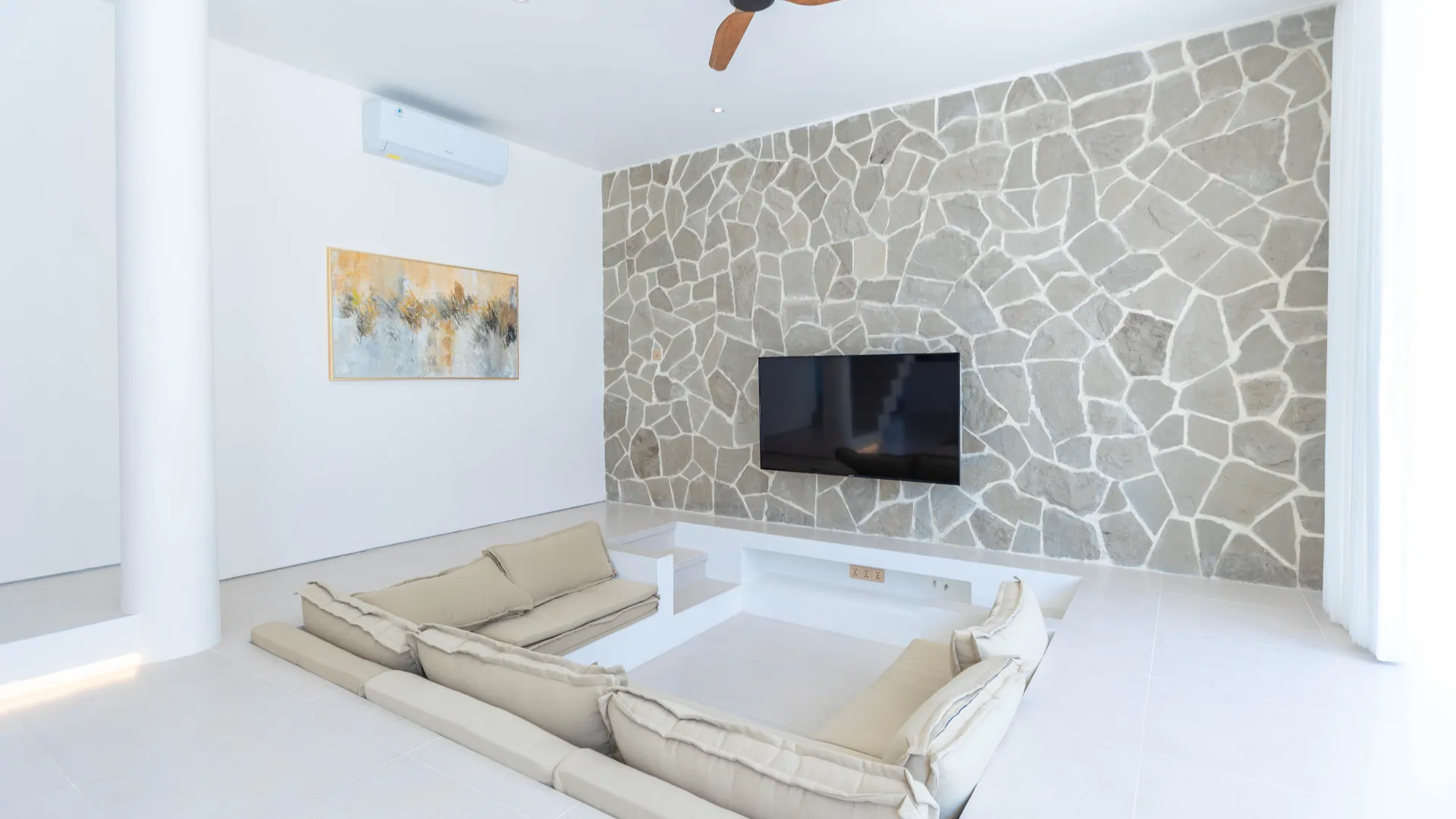 High-end Villa With Rooftop Jacuzzi in Cemagi for Rent — image 4