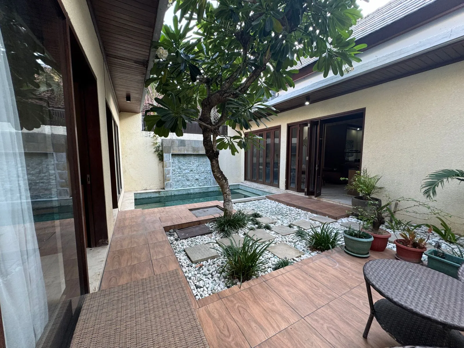 For rent 2 bedrooms villa located in Kerobokan available for monthly rental — image 1