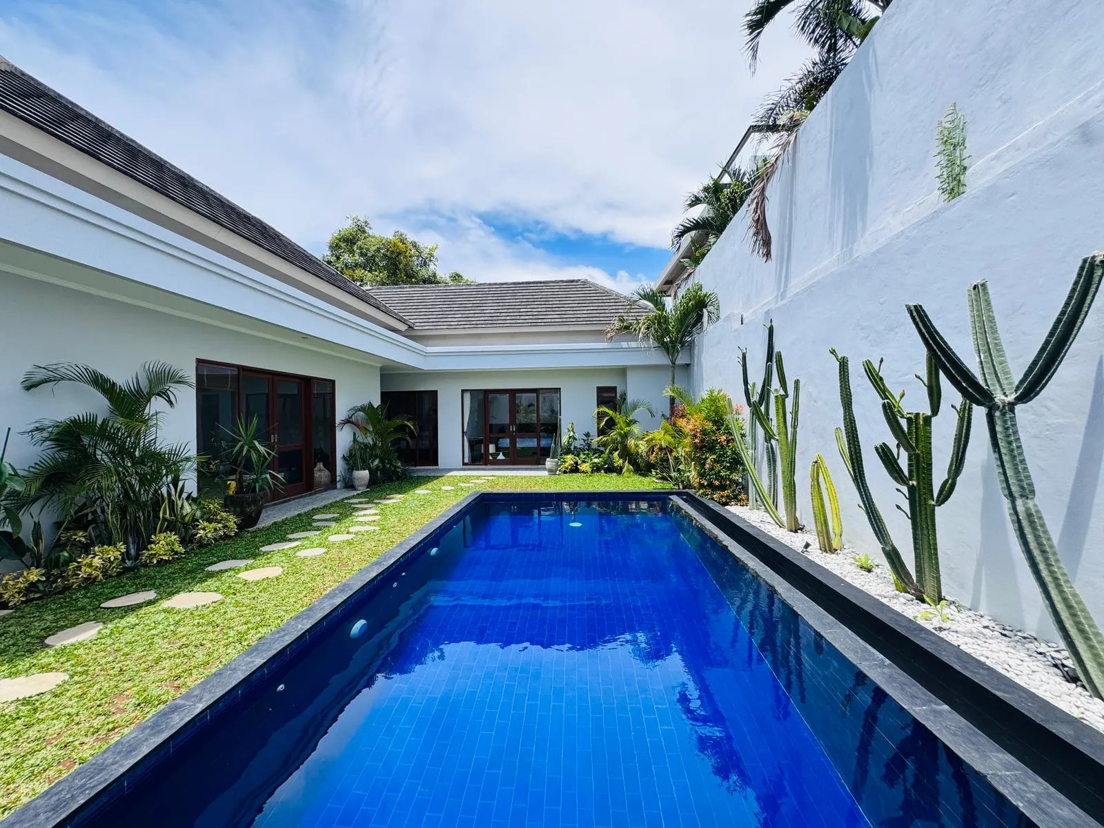 Villa with Spacious Garden Close to Berawa Beach