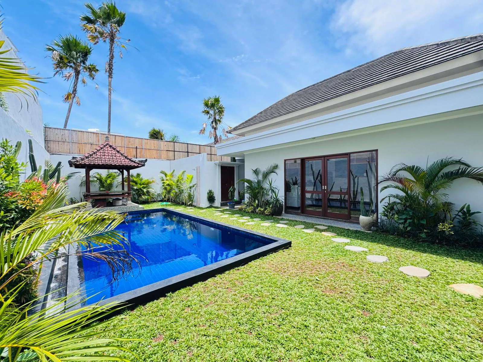 Villa with Spacious Garden Close to Berawa Beach — image 1