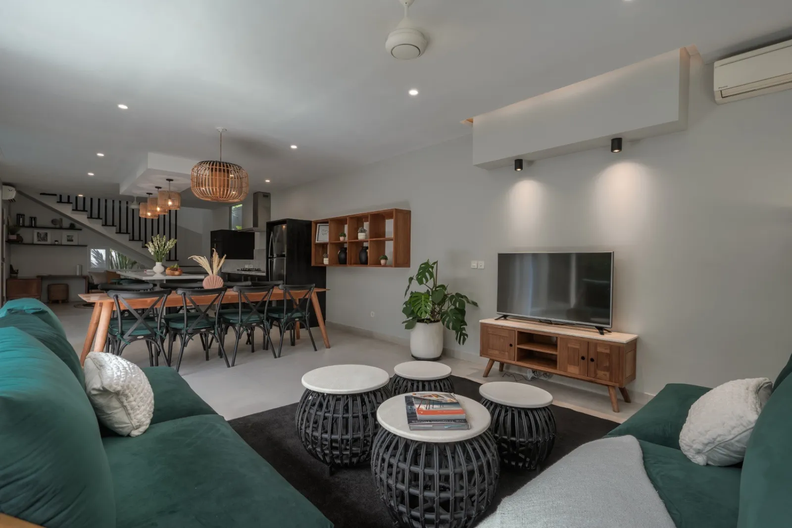 Villa For Rent 3 Bed In Berawa Tibubeneng Bali — image 2