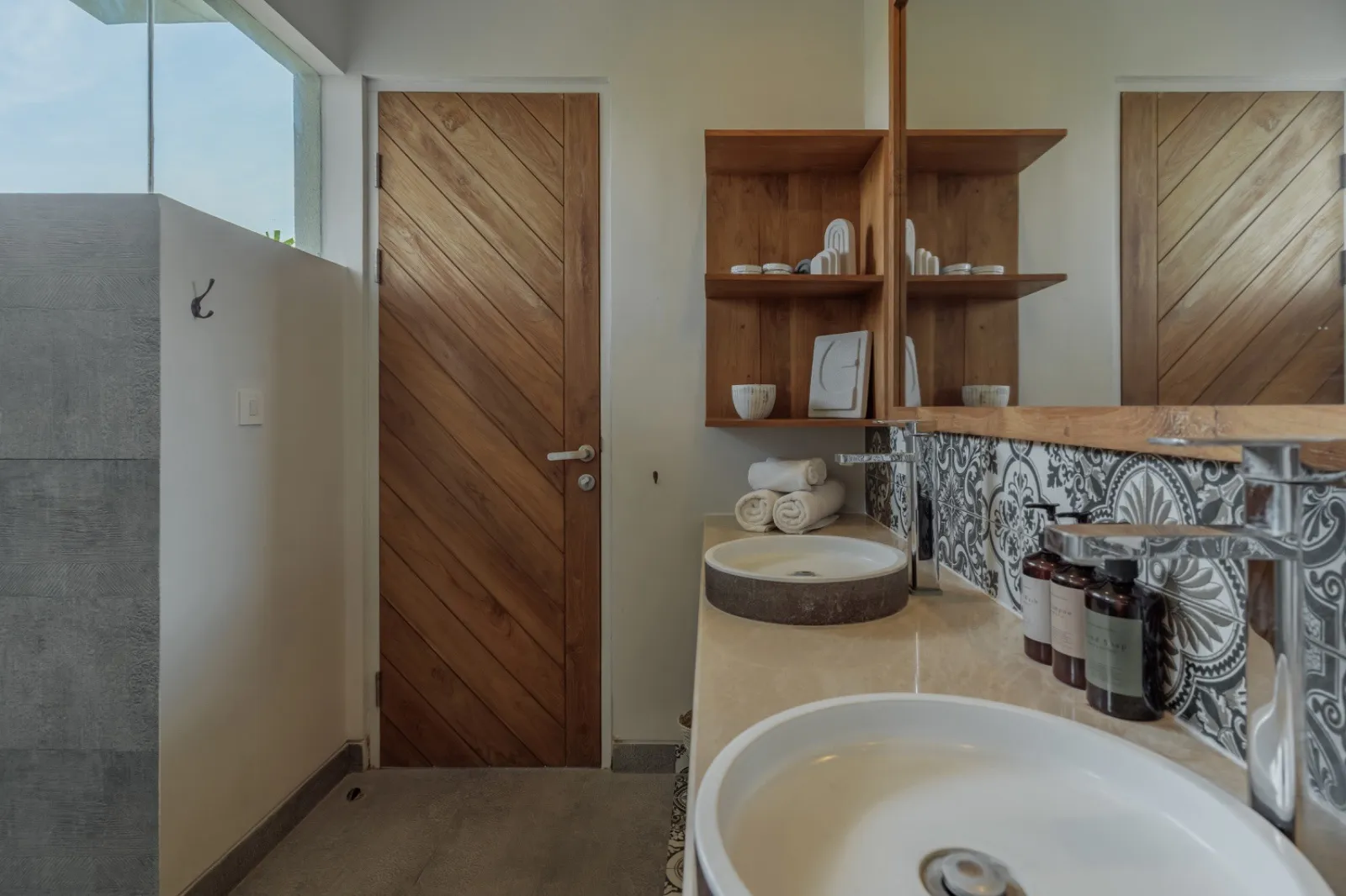 Villa For Rent 4 Bed In Berawa Tibubeneng Bali — image 3