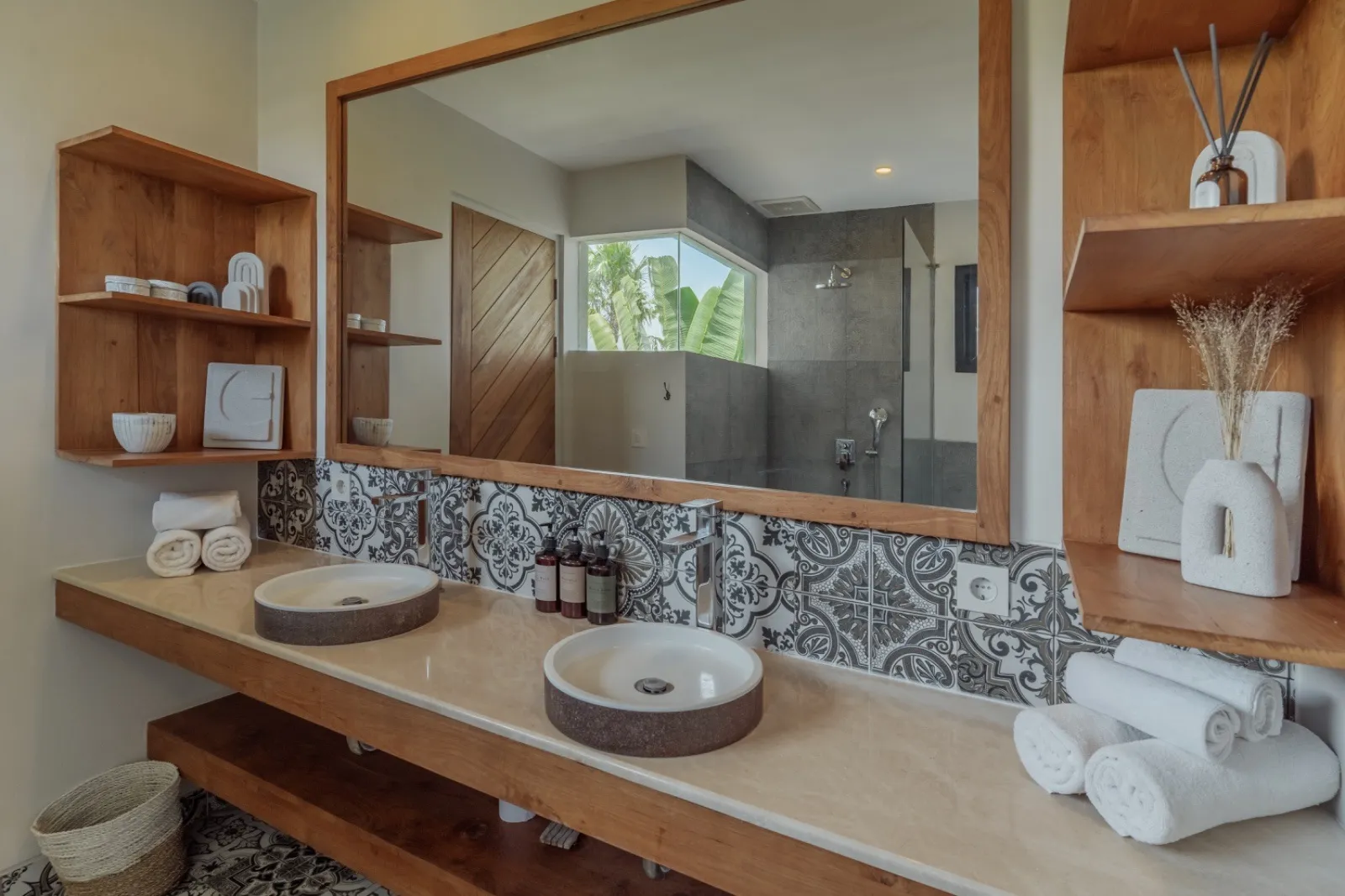 Villa For Rent 4 Bed In Berawa Tibubeneng Bali — image 1