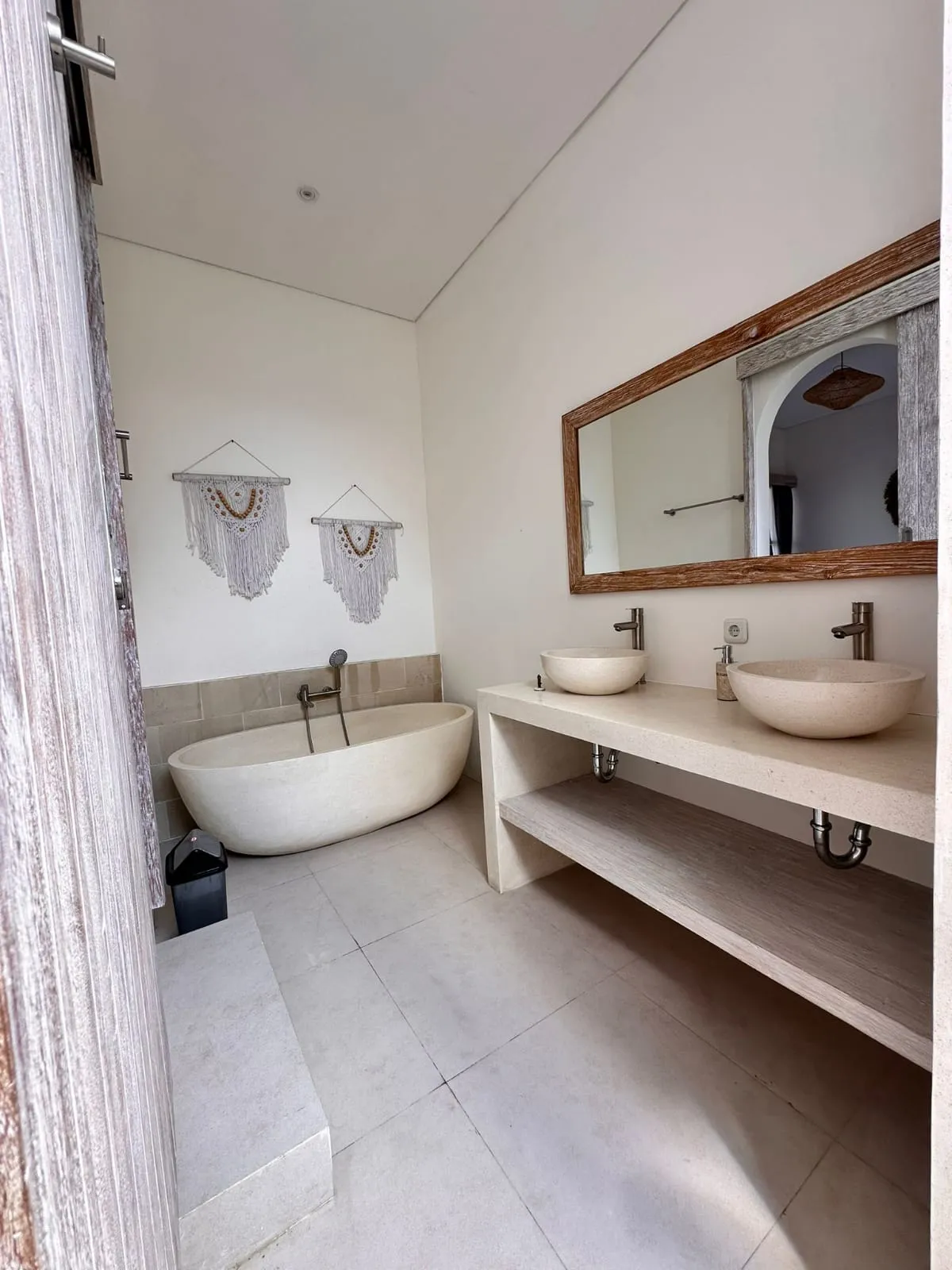 villa modern kerobokan for rent — image 1