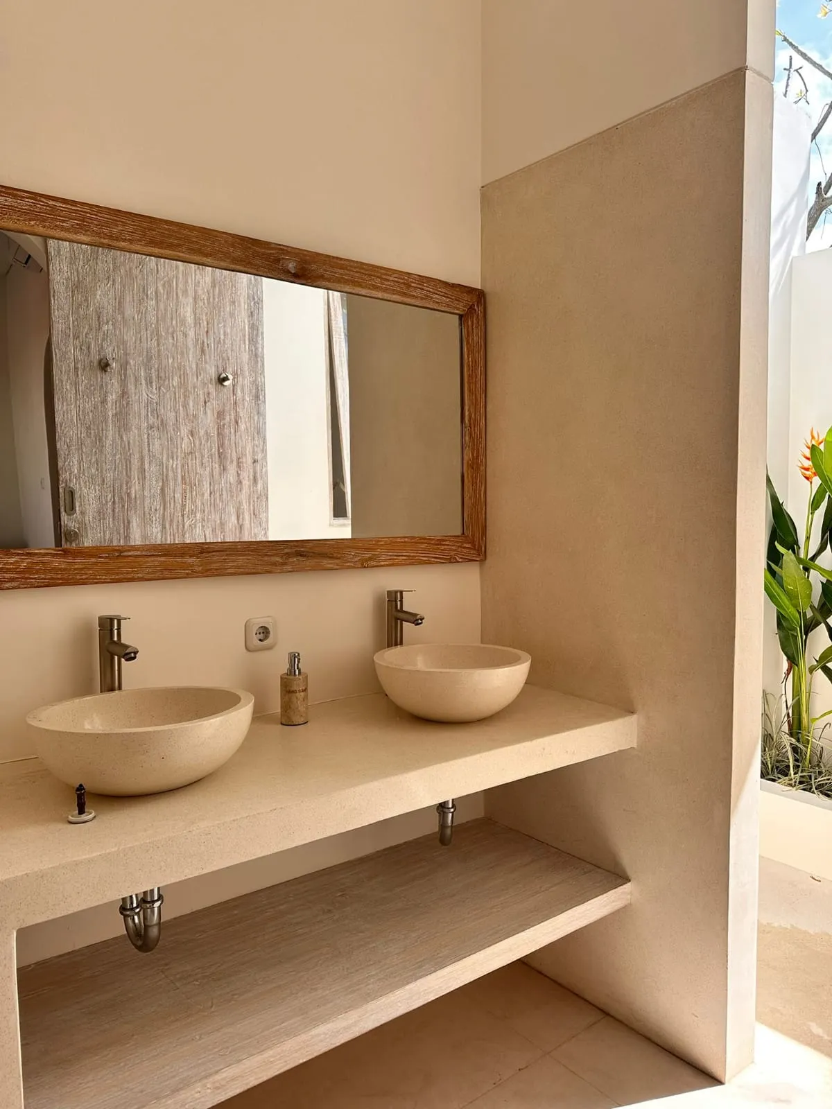villa modern kerobokan for rent — image 2