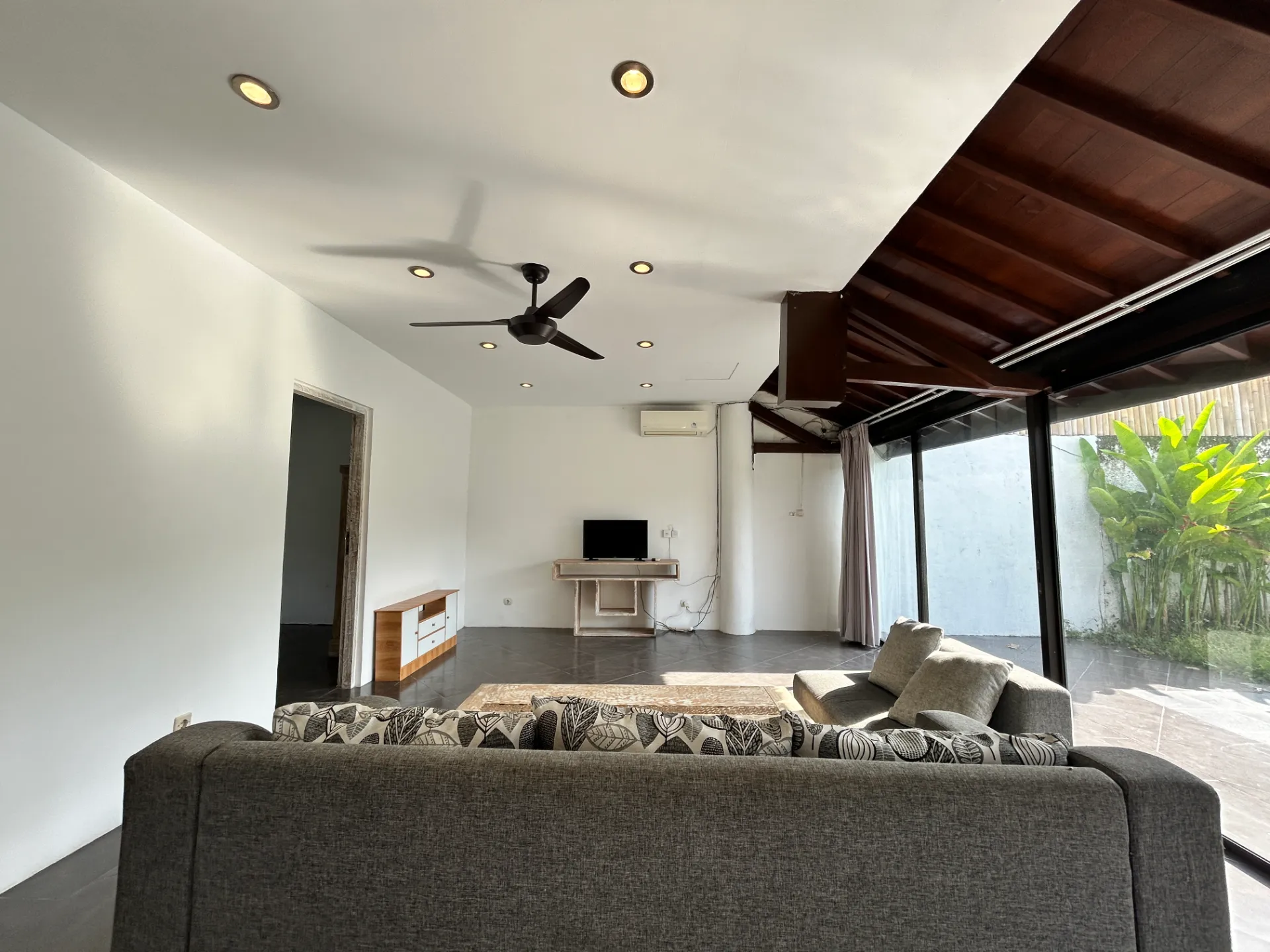 Quiet 4BR Villa w/ Pool & Garden — image 1