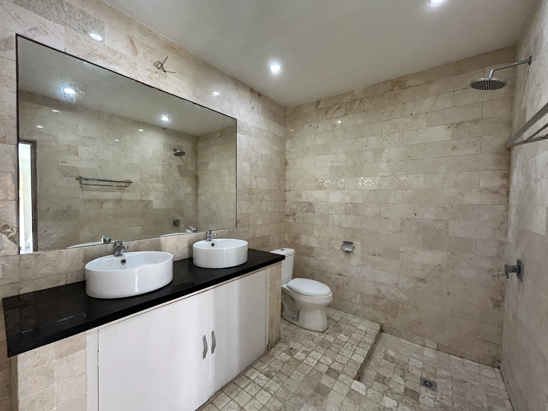 Quiet 4BR Villa w/ Pool & Garden — image 4