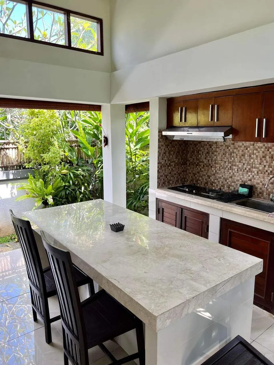 4BR VILLA CEMAGI — image 3