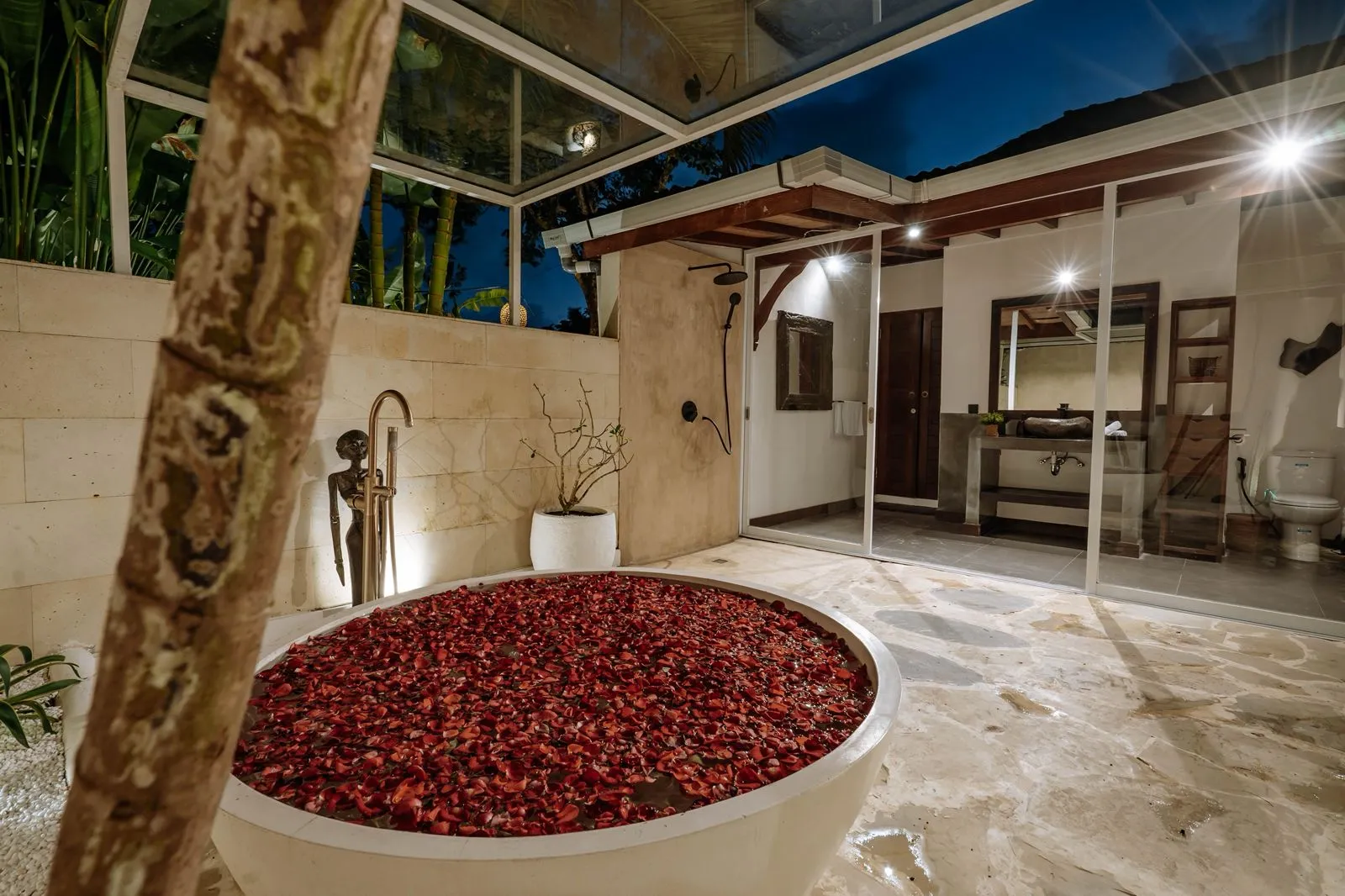 4BR Luxury Villa w/ Garden & Jungle Views — image 3