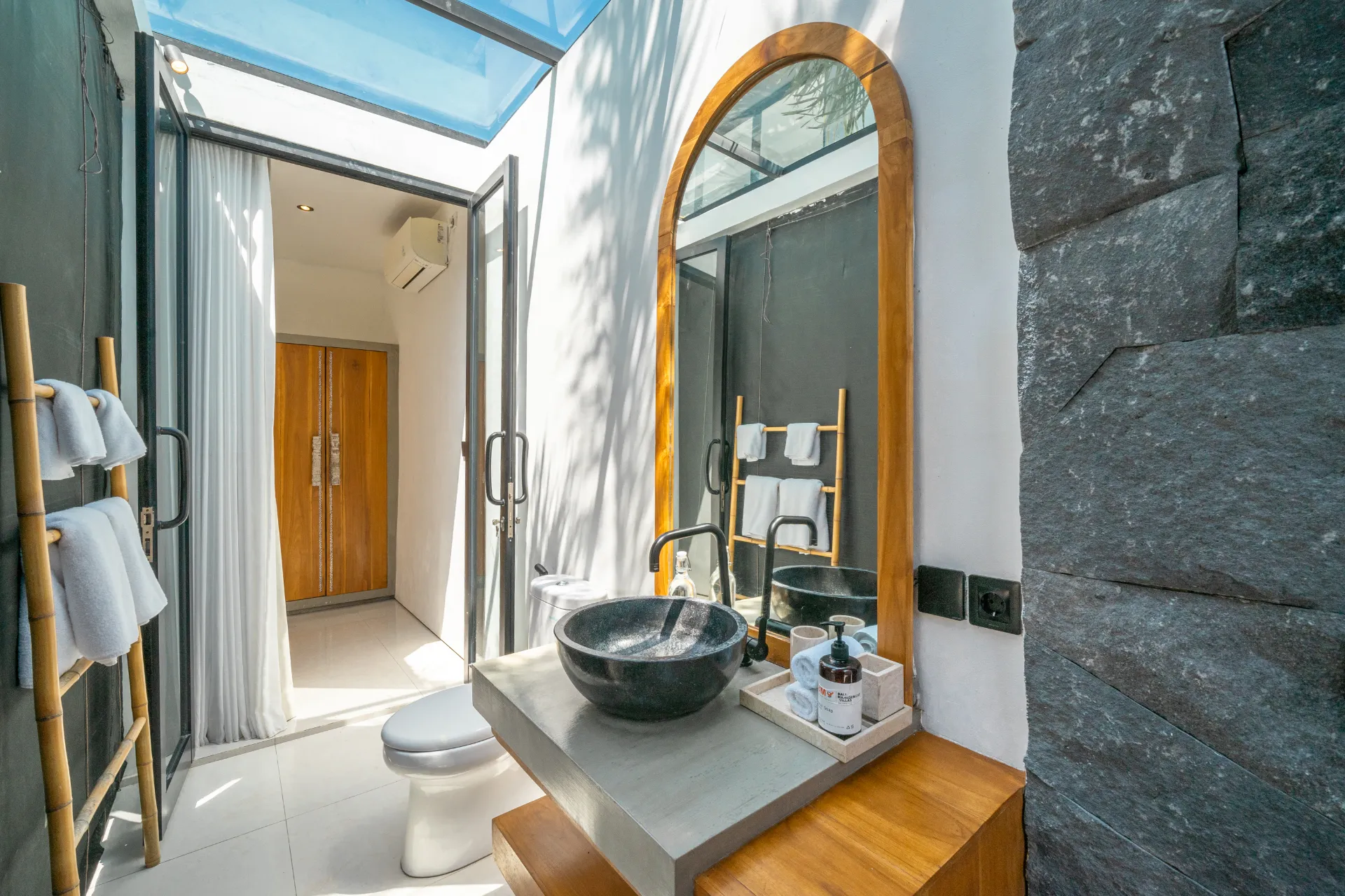 Villa Asri - Incredible Tropical 3BR close to Nyanyi beach — image 3