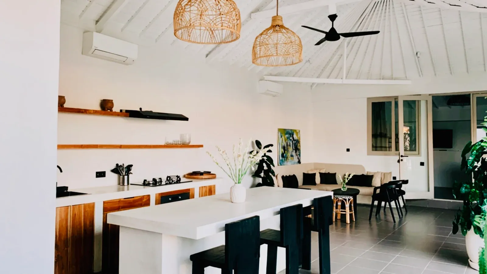 NEWLY RENOVATED 4 BEDROOMS VILLA IN KEROBOKAN — image 2