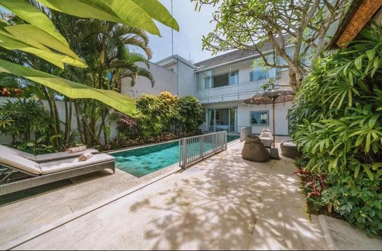Villa For Rent 4 Bed In Berawa Tibubeneng Bali — image 3