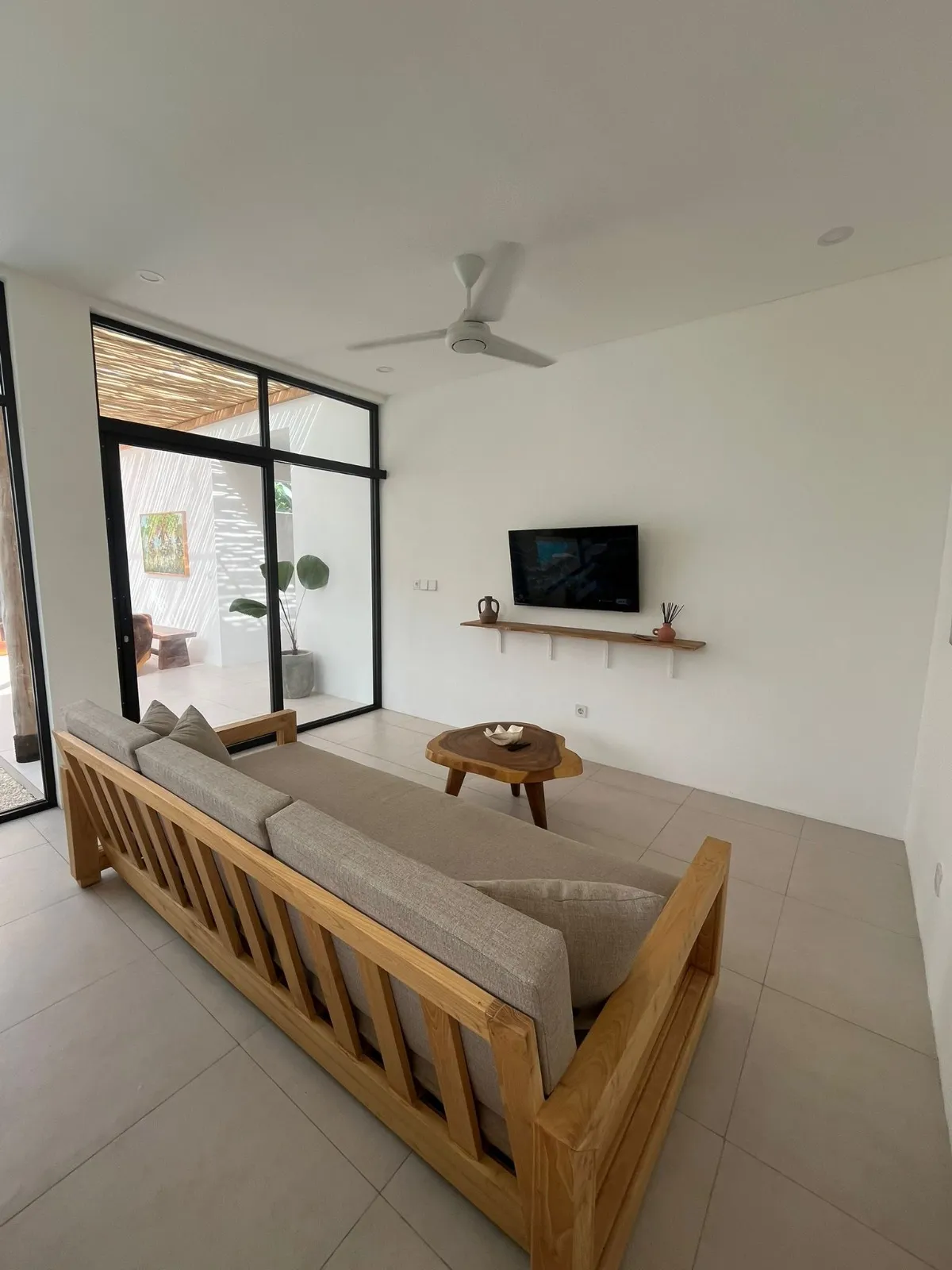 A modern newly built 1-bedroom — image 2