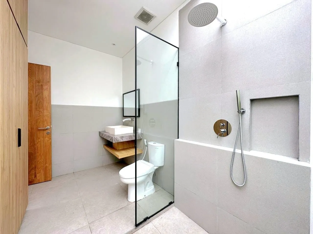 Villa For Rent 2 Bed In Berawa Tibubeneng Bali — image 1