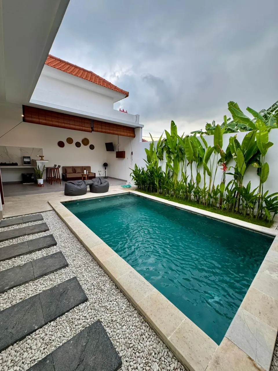 DO 488 - FOR RENT MODERN VILLA IN KEROBOKAN - CANGGU