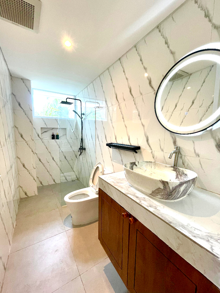 4BR VILLA 5 MINS TO PANTAI LIMA BEACH — image 3