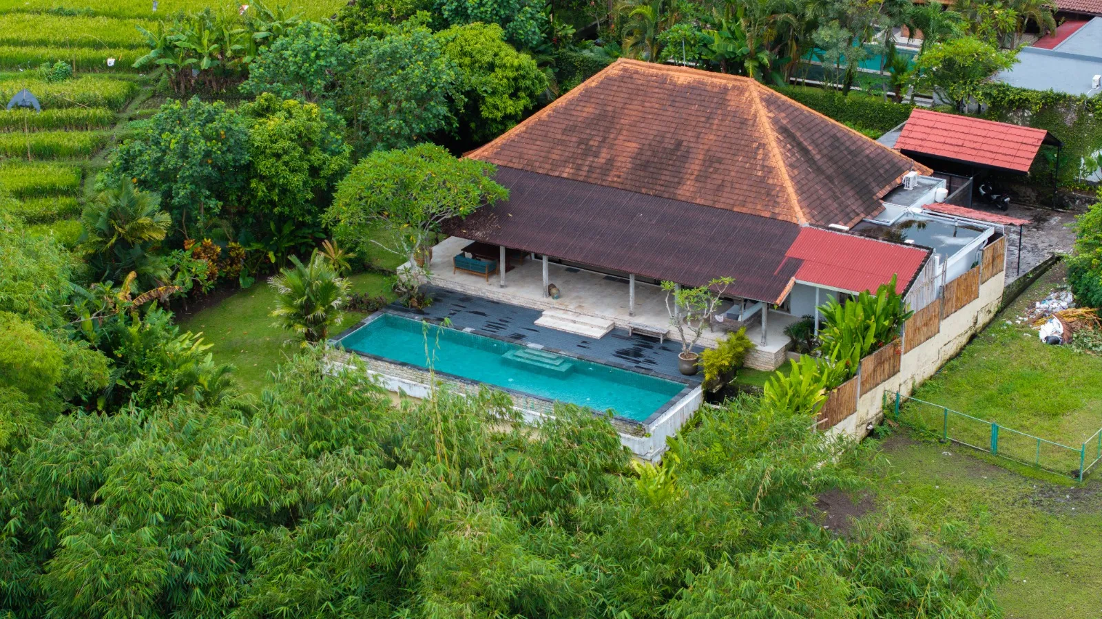 4-Bedroom Riverside Villa with Infinity Pool and Rice Field Views in Buduk