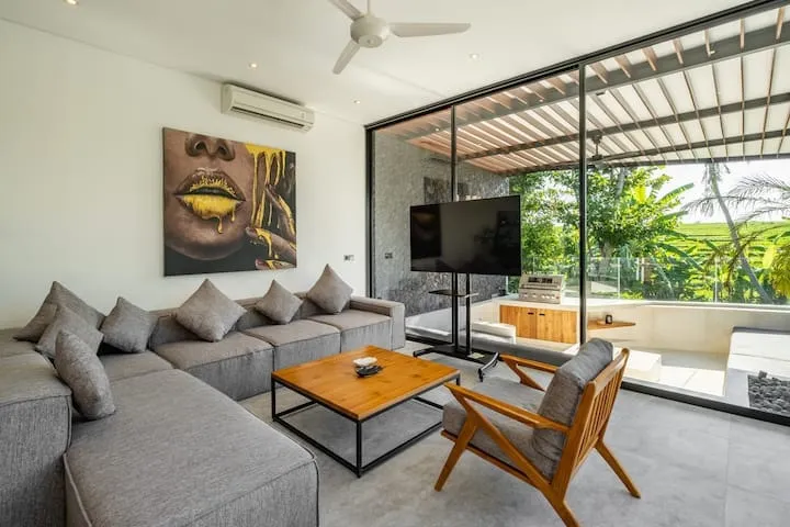 Villa For Rent 5 Bed In Pererenan Badung Bali — image 2