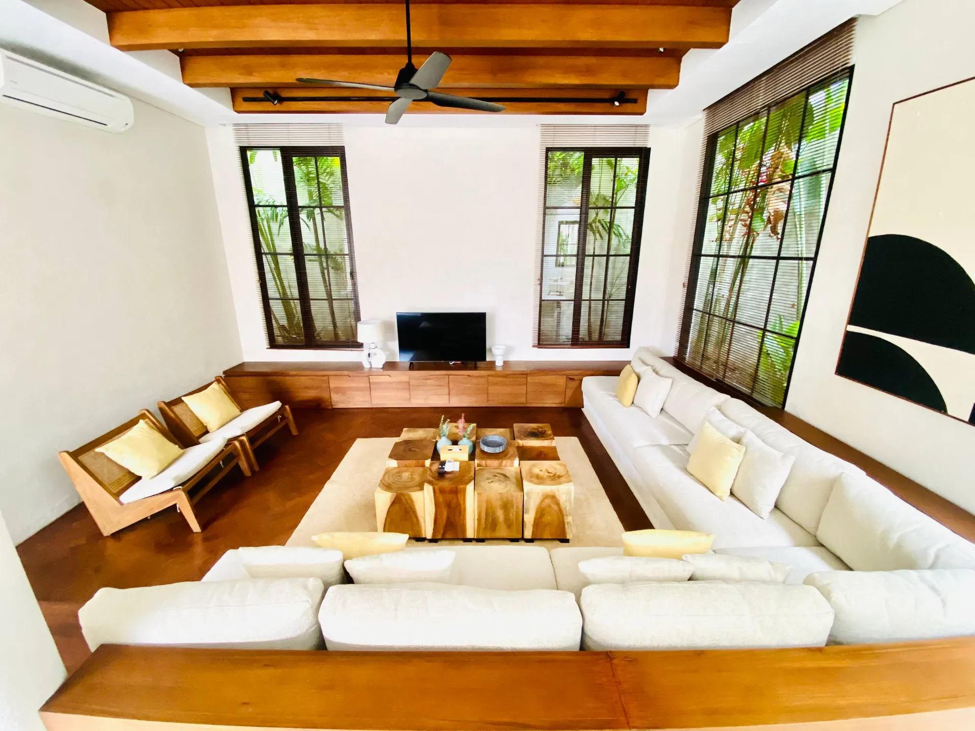 6 Mins to Berawa Beach! Chic 3BR Villa w/ Enclosed Living & Pool — image 4