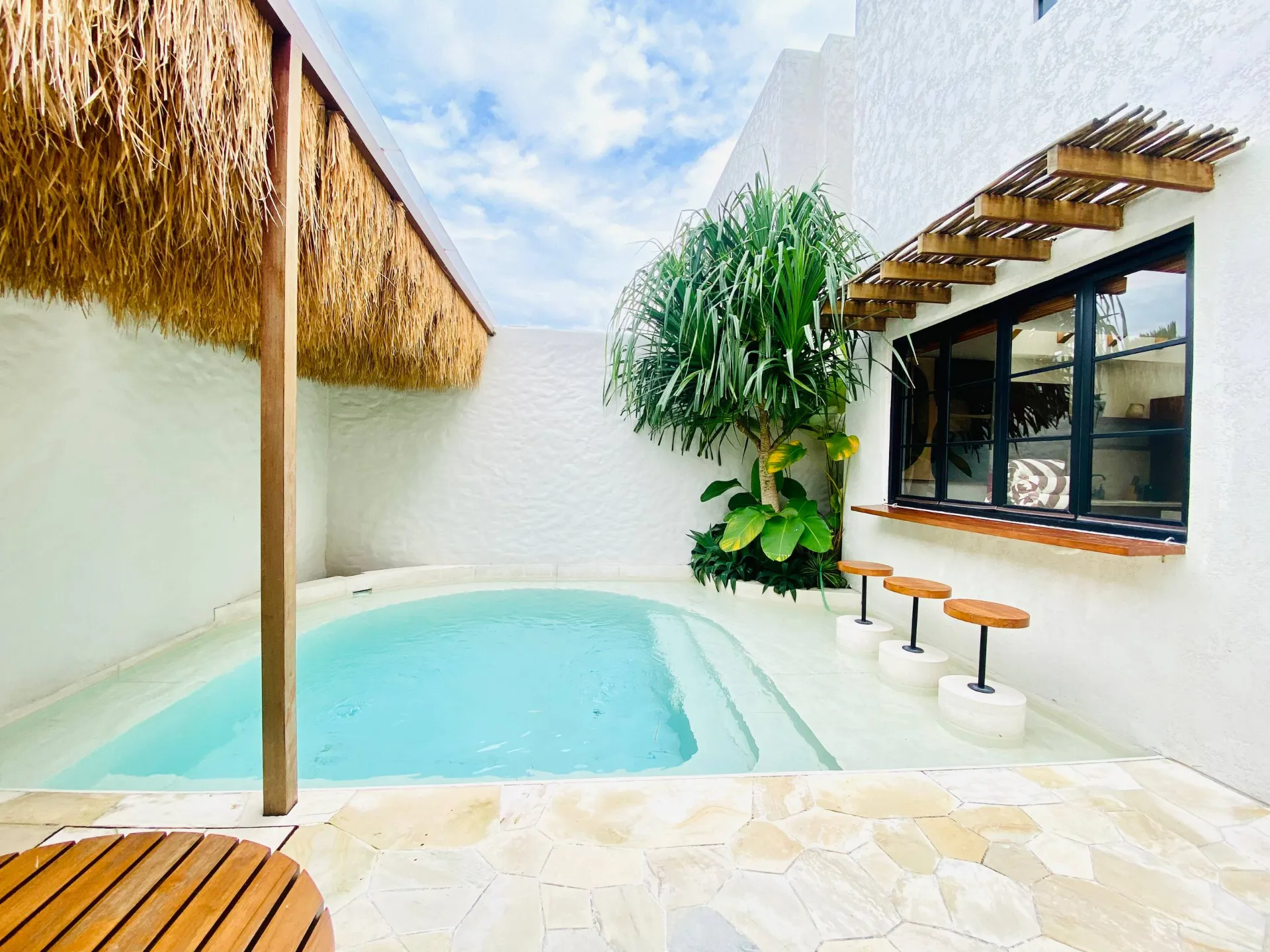 6 Mins to Berawa Beach! Chic 3BR Villa w/ Enclosed Living & Pool — image 1
