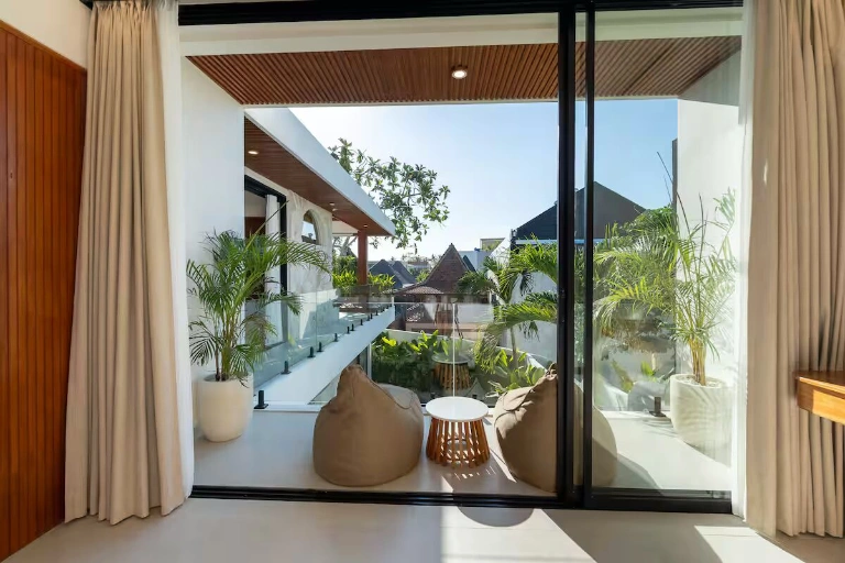 Cinema & Jacuzzi! Brand New 4BR Luxury Villa 600m from Seseh Beach — image 4