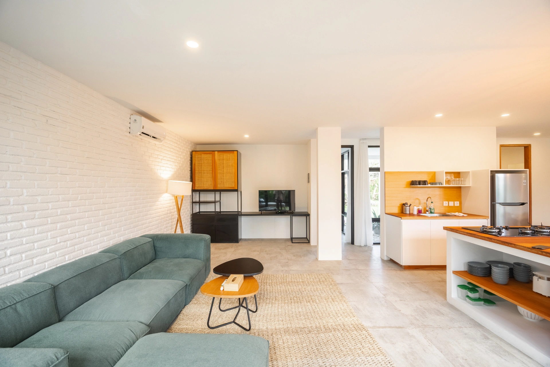 Spacious Modern Umalas Family Pool Villa Canggu — image 4