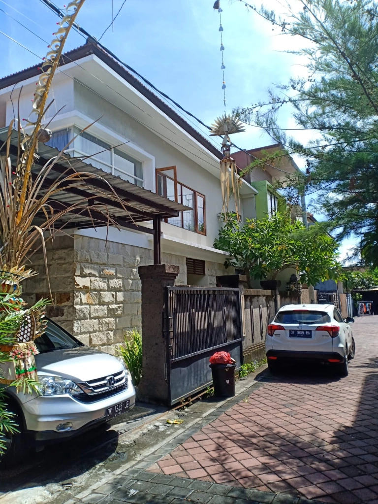 Cozy 4-Bedroom Villa House in Strategic Kerobokan Location — image 1