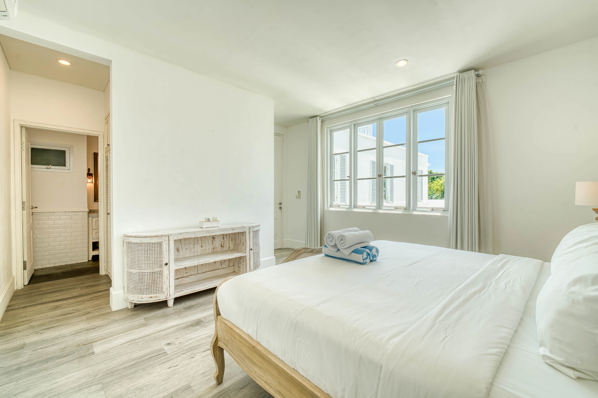 Colonial-Style 3BR - Walking Distance to the Beach — image 3