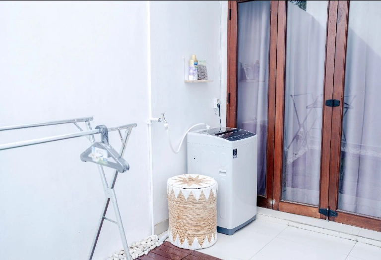 DO 498 - FOR RENT MODERN MINIMALISH VILLA ONE GATE SYSTEM KEROBOKAN — image 4