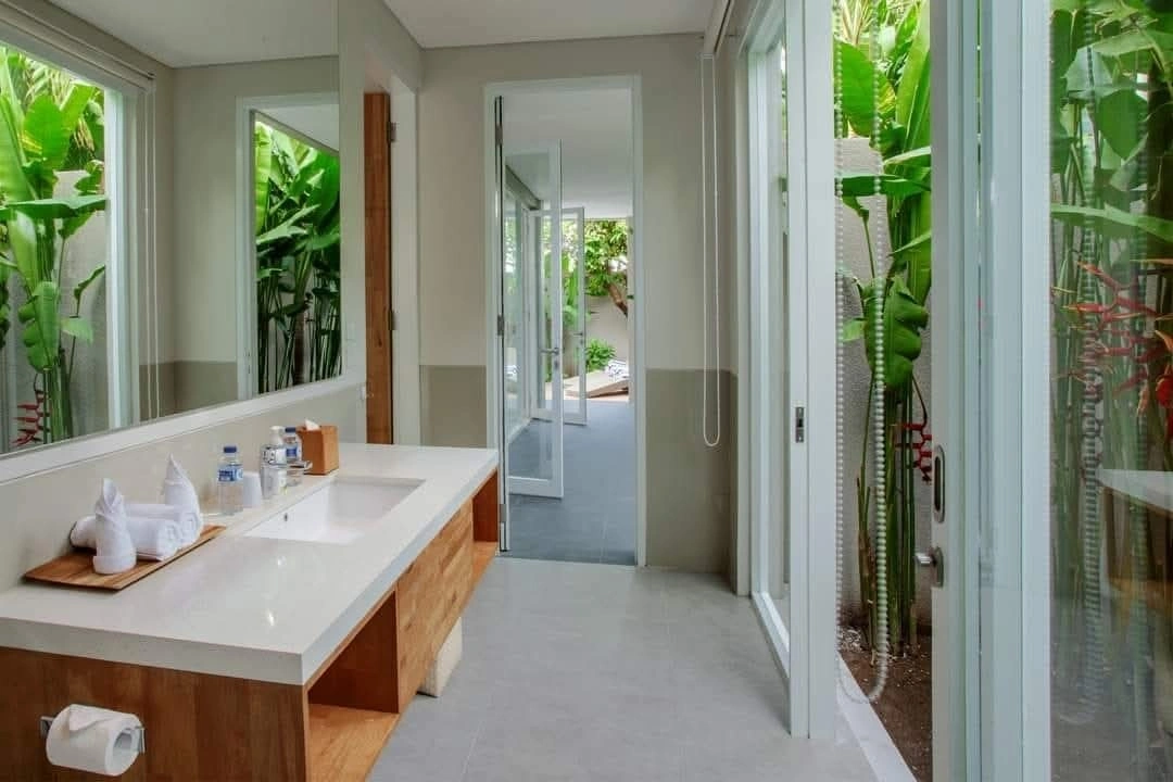 Villa For Rent 4 Bed In Berawa Tibubeneng Bali — image 1