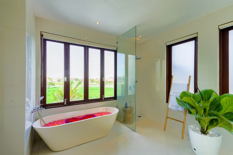 New Rice Field View 3 bedroom in Berawa Canggu — image 2