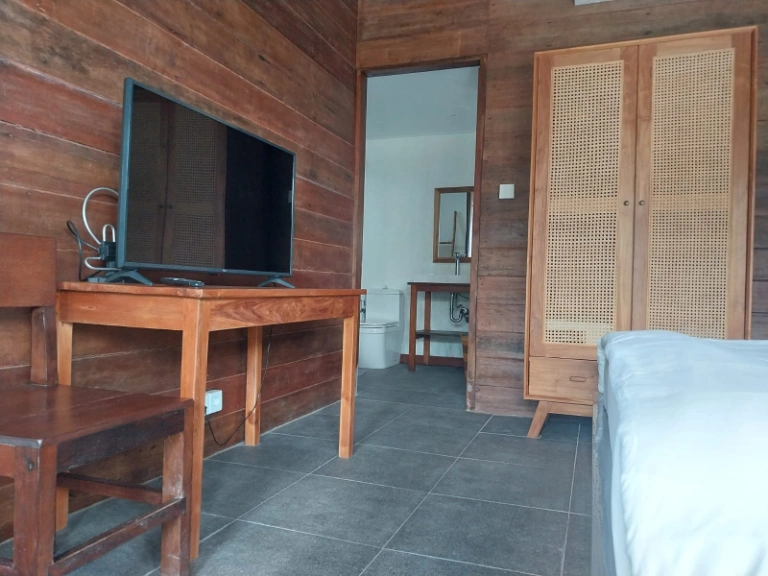 Charming Wooden Home Just 3 Minutes from Cemagi Beach — image 4