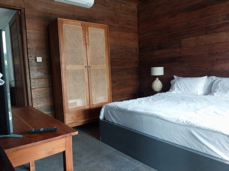 Charming Wooden Home Just 3 Minutes from Cemagi Beach — image 1