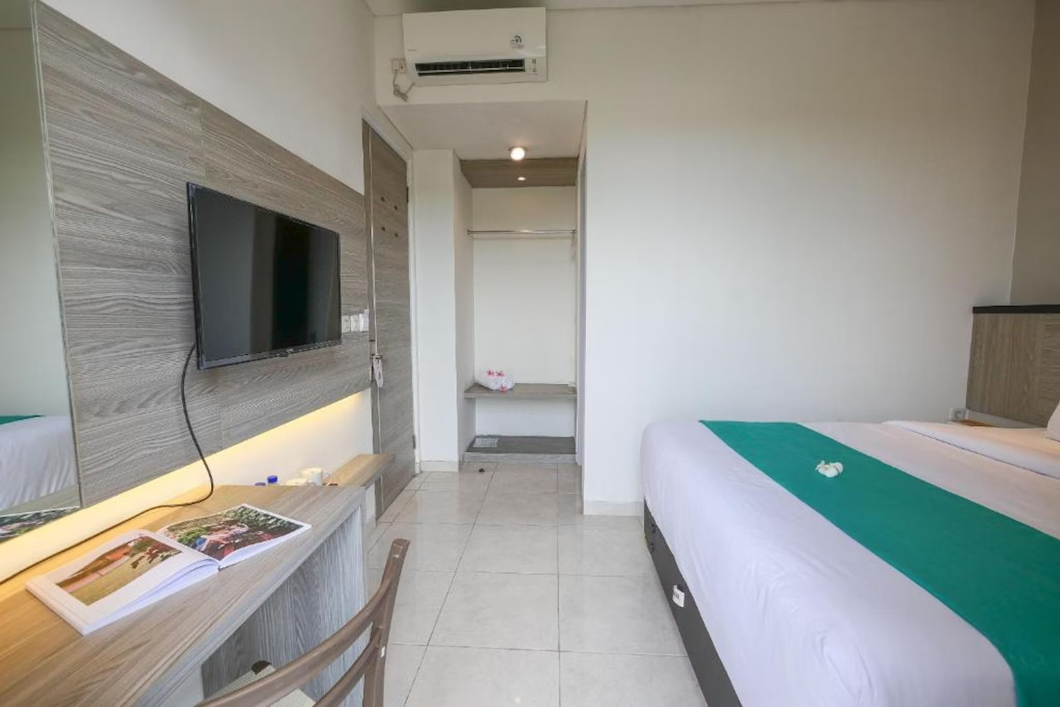 Clean Cozy Fully Furnished Room — image 2