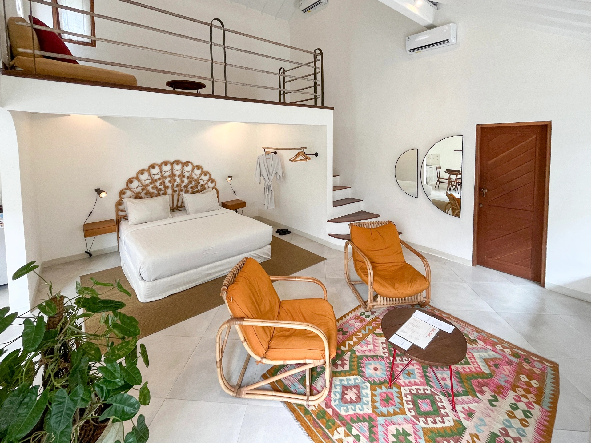 Bright Poolside Loft - Private Kitchen Near Beach