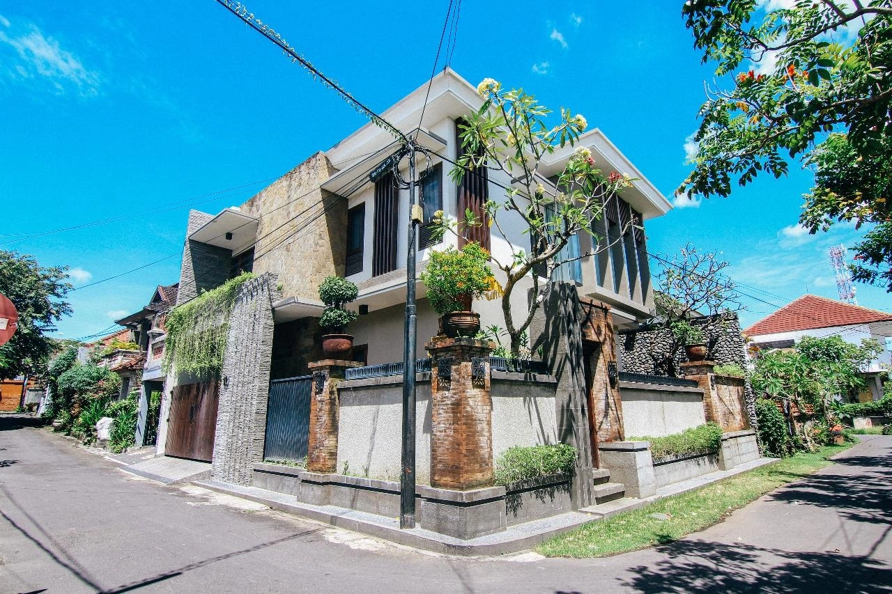 Modern House For Rent 4 Bed In Padangsambian Kerobokan TN-4119