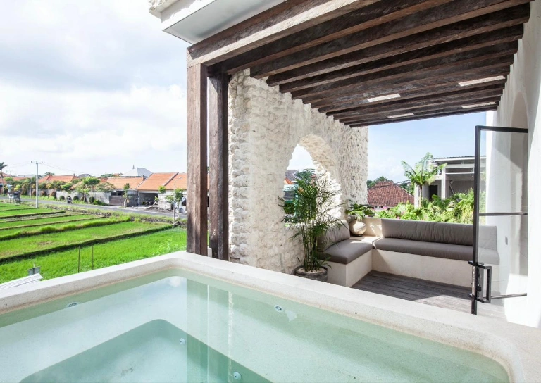 4 BEDROOM LUXURY VILLA IN CANGGU BERAWA — image 3
